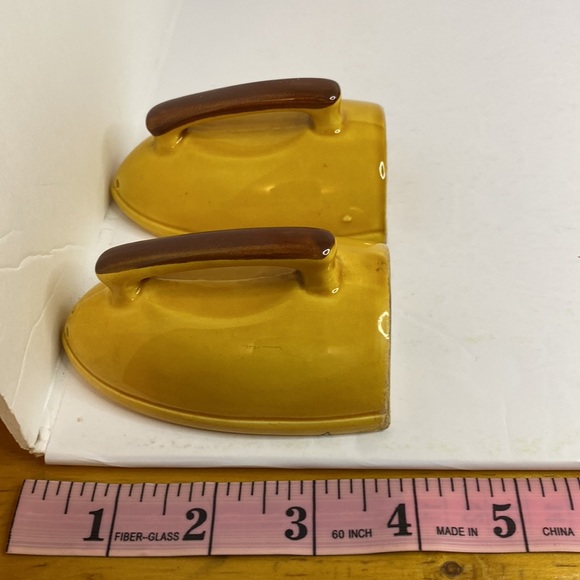 Vintage Salt and Pepper Shakers Irons British Columbia Souvenir 4” tall - Picture 10 of 11